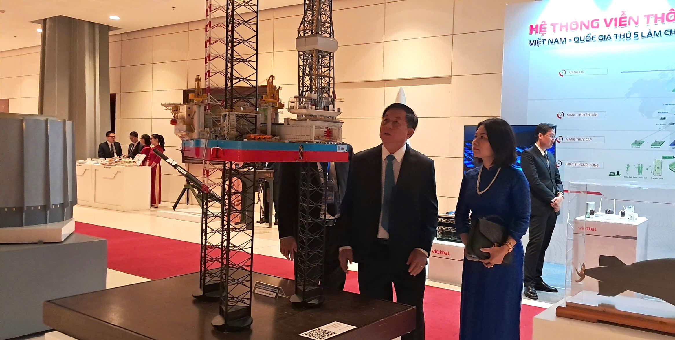 Mô hình giàn khoan tự nâng Tam Đảo 05 của Tập đoàn Petrovietnam. Giàn khoan trị giá 230 triệu USD, đi vào vận hành tháng 11/2016. Đây là giàn tự nâng siêu trường siêu trọng, lớn nhất từ trước đến nay do Việt Nam tự thiết kế và chế tạo, nặng hơn 18 nghìn tấn, chiều dài thân giàn là 167 m, có khả năng hoạt động ở vùng nước sâu tới 120m, khoan sâu tới 9.000 m và chống chịu được gió bão cấp 12. Thành công này đưa Việt Nam vào nhóm ít quốc gia có khả năng làm chủ công nghệ giàn khoan tự nâng.