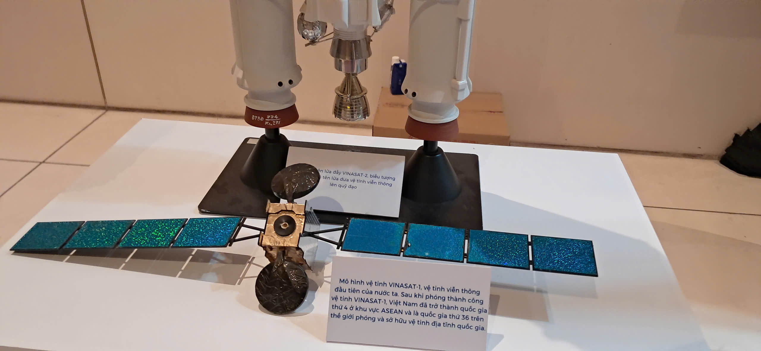 Mô hình vệ sinh VINASAT-1. Đây là vệ tinh viễn thông đầu tiên của Việt Nam, được phóng lên quỹ đạo vào năm 2008. VINASAT-1 có tổng giá trị đầu tư khoảng 300 triệu USD với thời gian hoạt động 15 năm, được giao cho Tập đoàn VNPT làm chủ đầu tư xây dựng và triển khai. Sau khi phóng, Việt Nam trở thành quốc gia thứ 4 ở ASEAN và thứ 36 trên thế giới sở hữu vệ tinh địa tĩnh quốc gia. Vệ tinh VINASAT-1 có vùng phủ sóng băng tần cực ngắn Ku tại các nước Việt Nam, Lào, Campuchia, Thái Lan và một phần Myanmar. Vệ tinh này giúp Việt Nam chủ động kết nối các vùng xa, biên giới, hải đảo, củng cố an ninh quốc phòng và khẳng định chủ quyền tần số vô tuyến điện, đồng thời phục vụ nhu cầu phát triển của ngành viễn thông. 