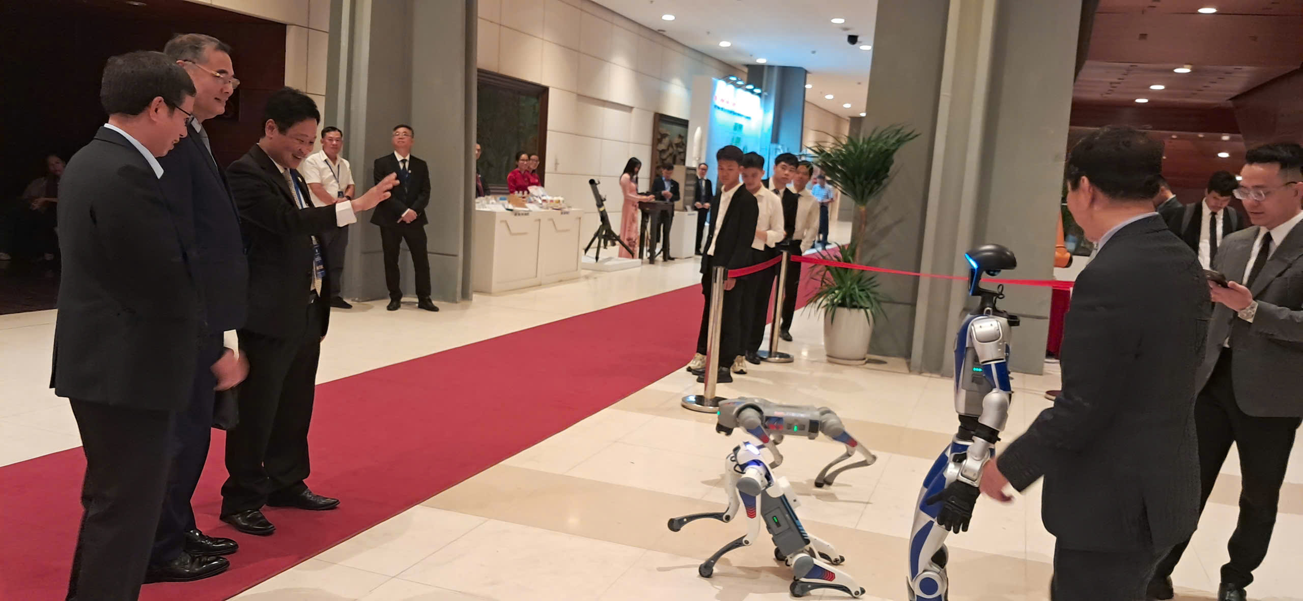 Các loại Robot chó và Robot hình người tích hợp trí tuệ nhân tạo (AI) tương tác với khách tham quan.