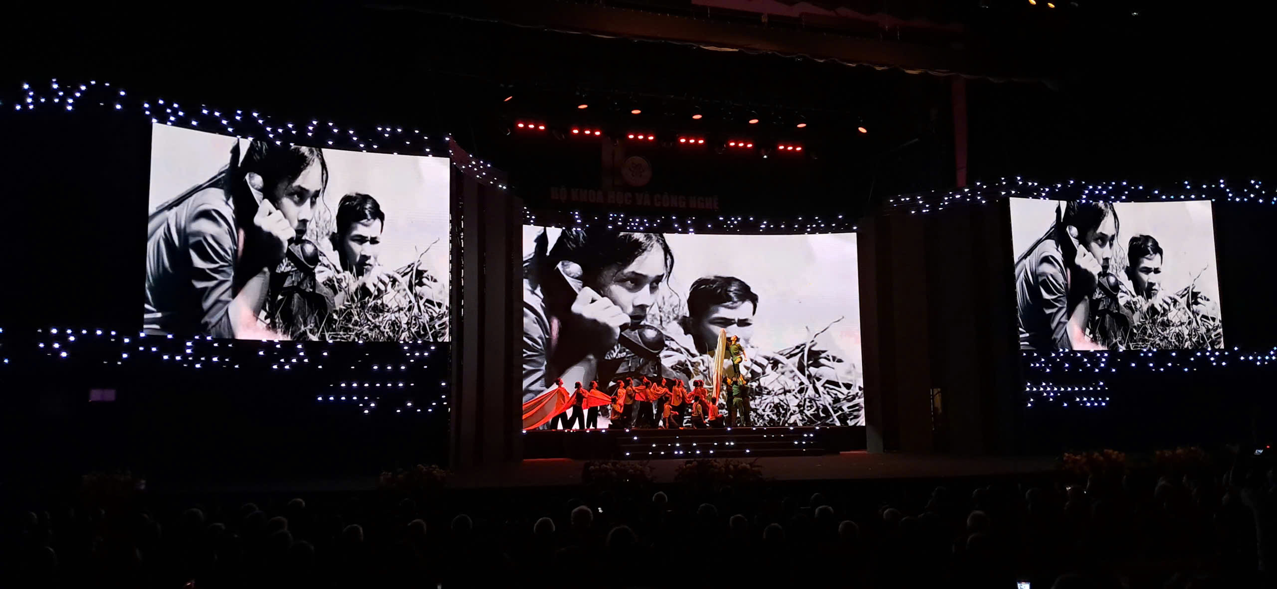 Các tiết mục biểu diễn nghệ thuật tại Lễ kỷ niệm, tái hiện lại những dấu mốc đáng nhớ của ngành bưu chính, viễn thông và khoa học, công nghệ từ những năm gây dựng nền độc lập và hai cuộc kháng chiến. Ba mươi năm chiến tranh là “ba mươi năm những người giao bưu vượt suối băng rừng, những chiến sĩ “giữ vững mạch máu thông tin”, những nhà khoa học làm nên những kỳ tích, “khẳng định giữa gian khó tri thức vẫn có thể nảy mầm, bén rễ và tỏa sáng”, để đất nước “đi tới ngày toàn thắng”.