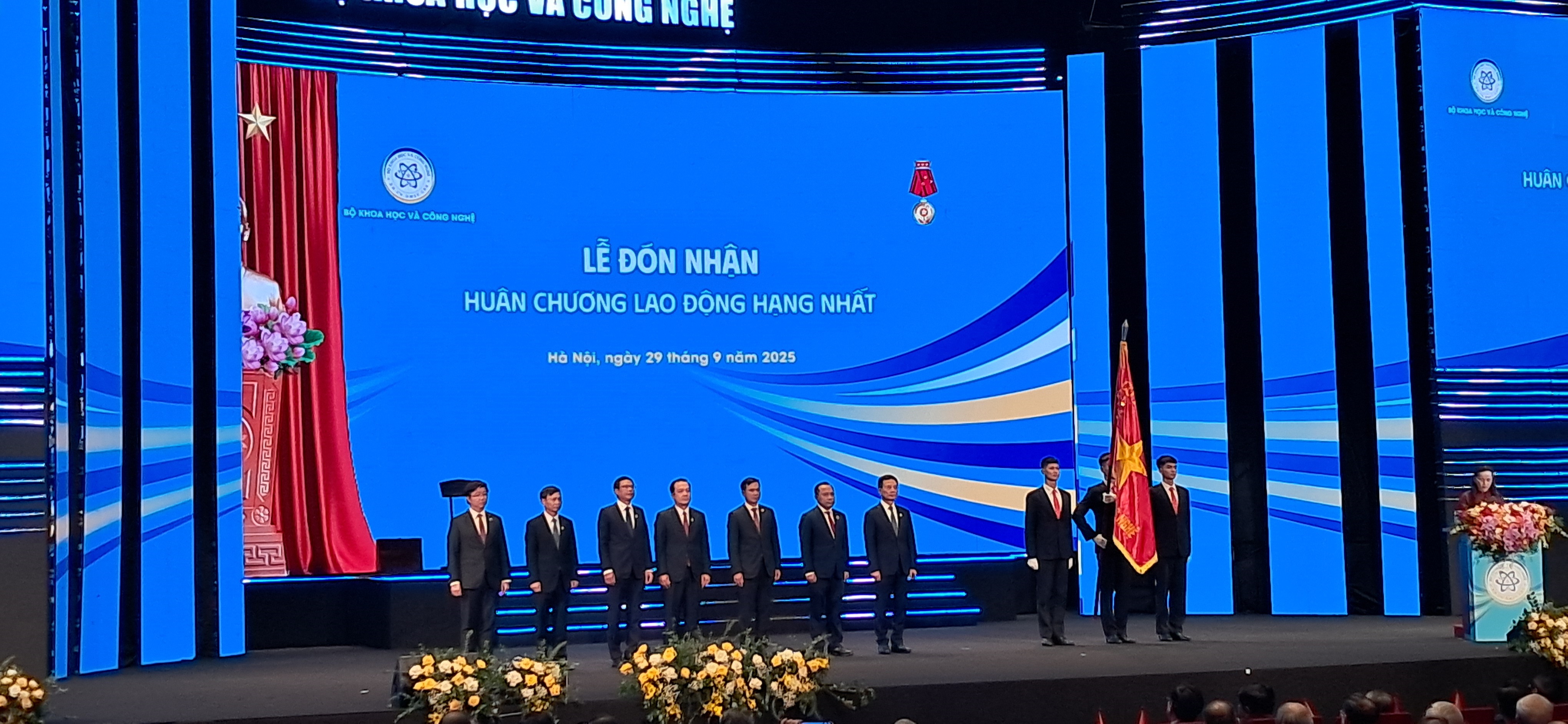 Bộ Khoa học và Công nghệ đã vinh dự được Nhà nước trao tặng Huân chương Lao động hạng Nhất “vì những thành tích đặc biệt xuất sắc đột xuất trong công tác tham mưu phát triển khoa học, công nghệ, đổi mới sáng tạo và chuyển đổi số, góp phần vào sự nghiệp xây dựng và bảo vệ Tổ quốc giai đoạn 2023-2025”.