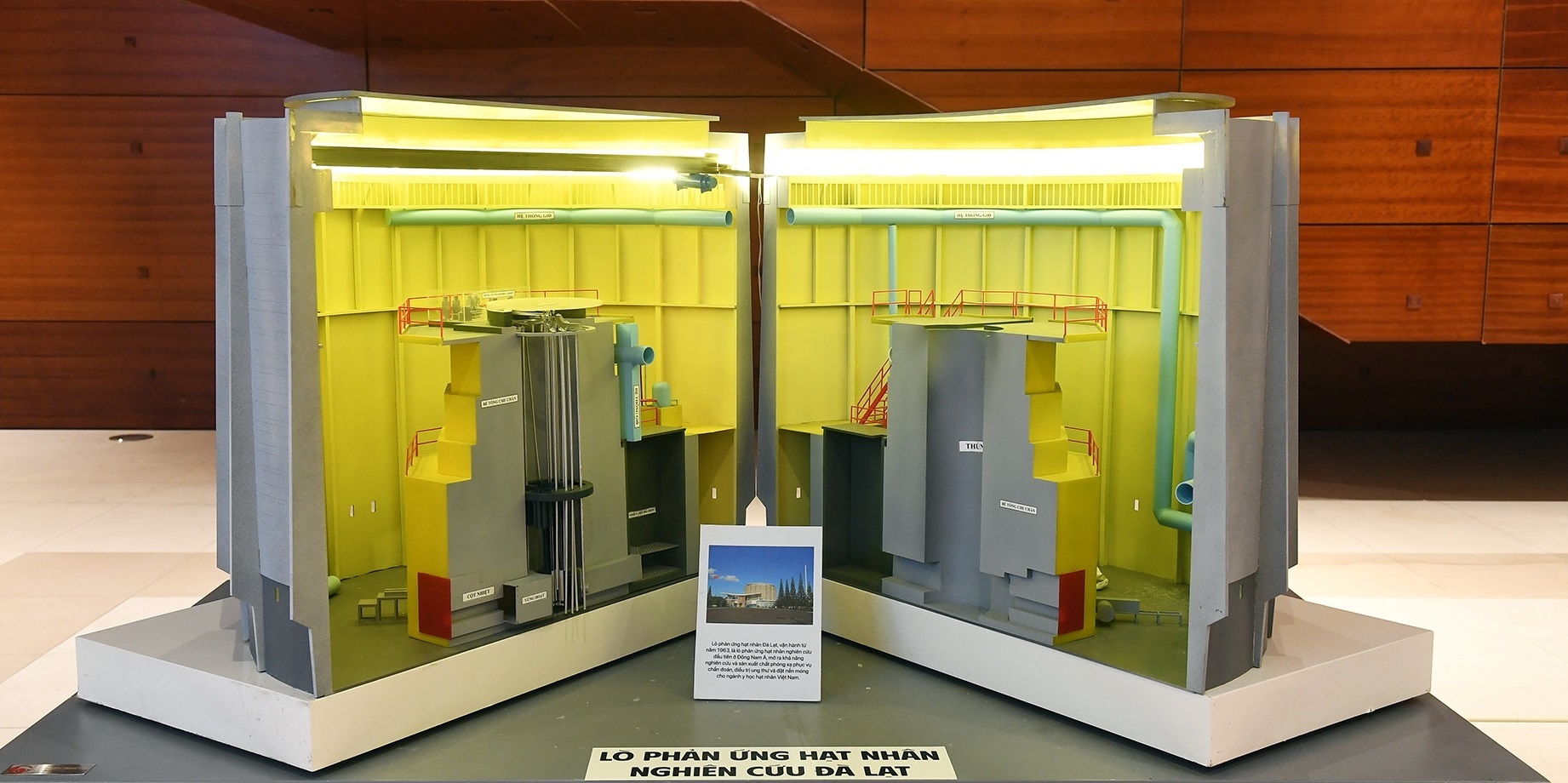 Mô hình lò phản ứng hạt nhân nghiên cứu Đà Lạt của Viện Năng lượng Nguyên tử Việt Nam (VINATOM). Vận hành từ năm 1963, đây là lò phản ứng hạt nhân nghiên cứu đầu tiên ở Đông Nam Á. Lò sử dụng nhiên liệu VVR-M2 (uranium làm giàu thấp, có hàm lượng đồng vị U-235 khoảng 19,75%) dùng để nghiên cứu khoa học về các lĩnh vực như vật lý hạt nhân, an toàn phóng xạ, xử lý chất thải phóng xạ, quan trắc môi trường, công nghệ bức xạ, công nghệ sinh học, v.v Ngoài ra, Lò phản ứng Đà Lạt còn sản xuất chất phóng xạ  Iod-131, Tc-99m, P-32 và một số đồng vị khác phục vụ cho việc chẩn đoán, điều trị ung thư của hơn 500.000 lượt bệnh nhân/năm.