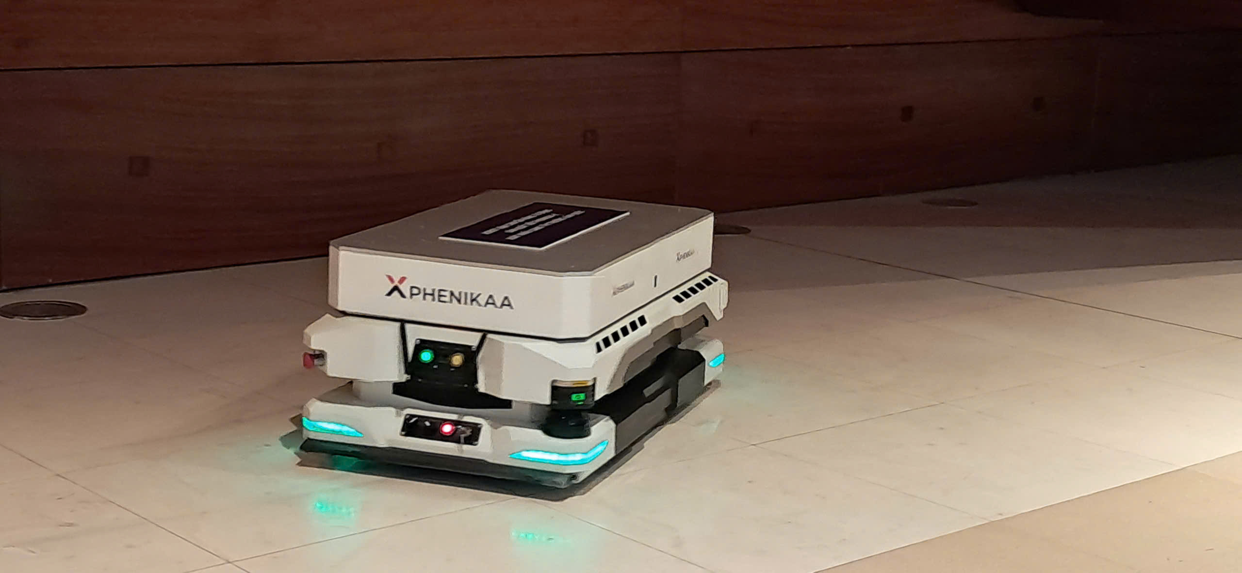 Robot vận chuyển hàng tự động ược nghiên cứu và phát triển hoàn toàn tại Việt Nam bởi công ty Phenikaa-X (thành viên của Trường Đại học Phenikaa). Robot có khả năng nâng tải trọng 1 tấn, hoạt động tự động trong nhà máy, có thể thực hiện hàng trăm chuyến hàng mỗi ca và được thiết kế theo tiêu chuẩn an toàn quốc tế. Sản phẩm đã được triển khai chính thức tại Nhà máy Samsung Electronics Thái Nguyên năm 2024, và hiện khẩu sang thị trường Hàn Quốc. 