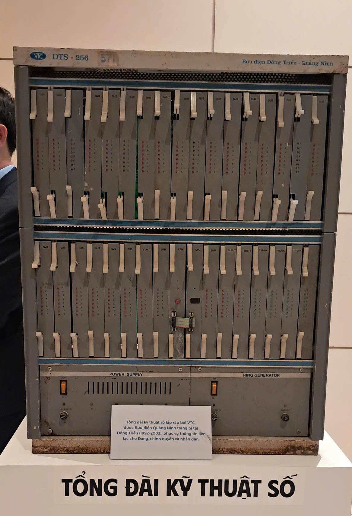 Tổng đài điện thoại kỹ thuật số DTS-256 do VTC lắp ráp, được trang bị tại Bưu điện Quảng Ninh ở Đông Triều trong giai đoạn 1992-2002, nhằm phục vụ cho việc liên lạc thông tin của Đảng, chính quyền và người dân. Đây là một trong những thiết bị chuyển mạch số tiêu biểu do liên doanh giữa Tổng cục bưu điện Việt Nam GNPT và công ty VIBA Handel GmbH của Đức sản xuất nhằm trang bị cho mạng viễn thông nông thôn Việt Nam từ cấp huyện trở xuống. Liên doanh này đã dẫn đến sự hình thành của Xí nghiệp Liên doanh Sản xuất Thiết bị Viễn thông Việt Nam (VTC), sau phát triển lên thành Công ty cổ phần viễn thông VTC.