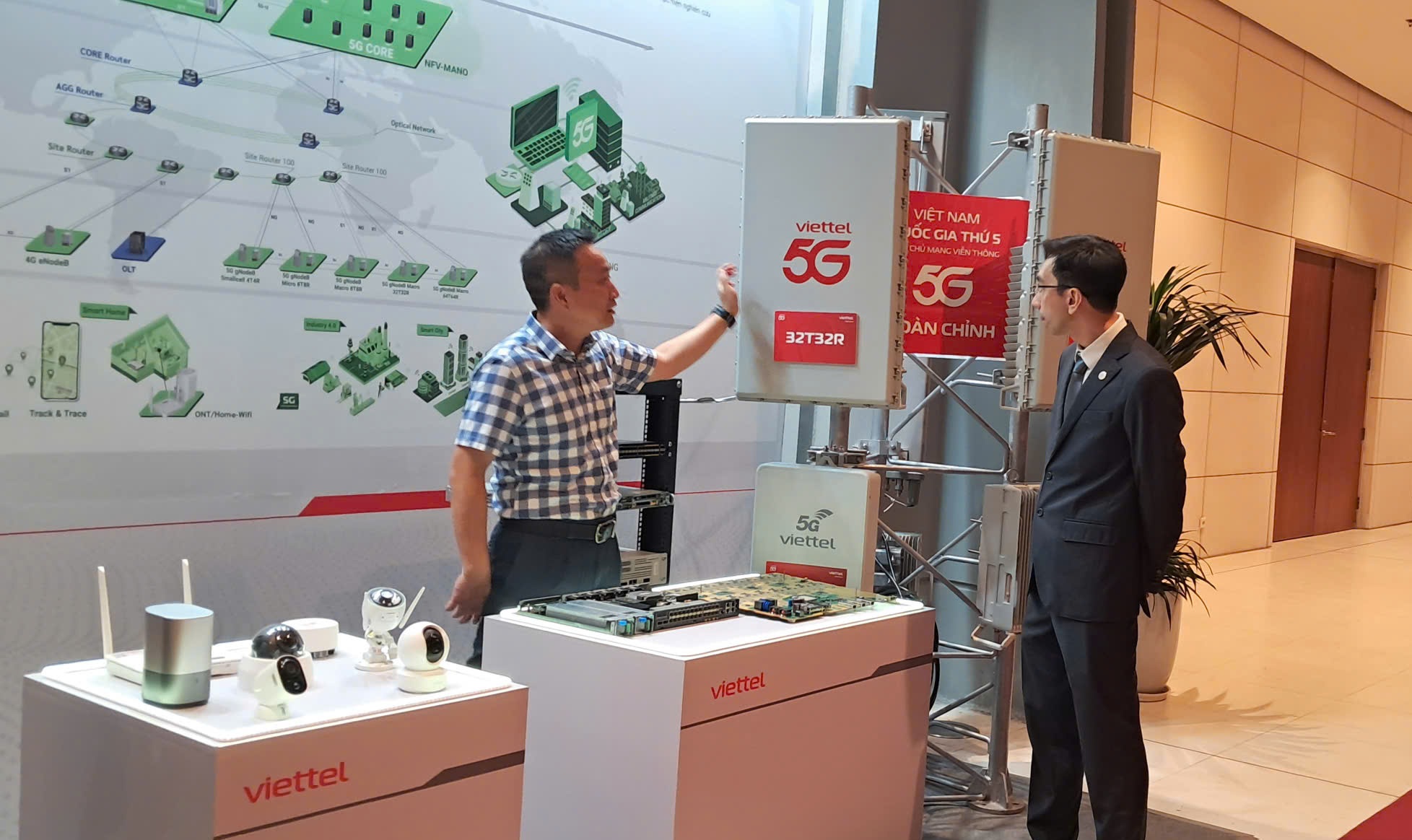 Gian trưng bày thiết bị mạng 5G của Viettel. Bằng việc tự nghiên cứu chip 5G DFE và triển khai trạm phát sóng 5G Open RAN, Viettel giúp Việt Nam trở thành quốc gia thứ 5 trên thế giới làm chủ mạng 5G. Sản phẩm thương mại 5G đã được triển khai từ tháng 10/2024 và xuất khẩu ra nước ngoài.