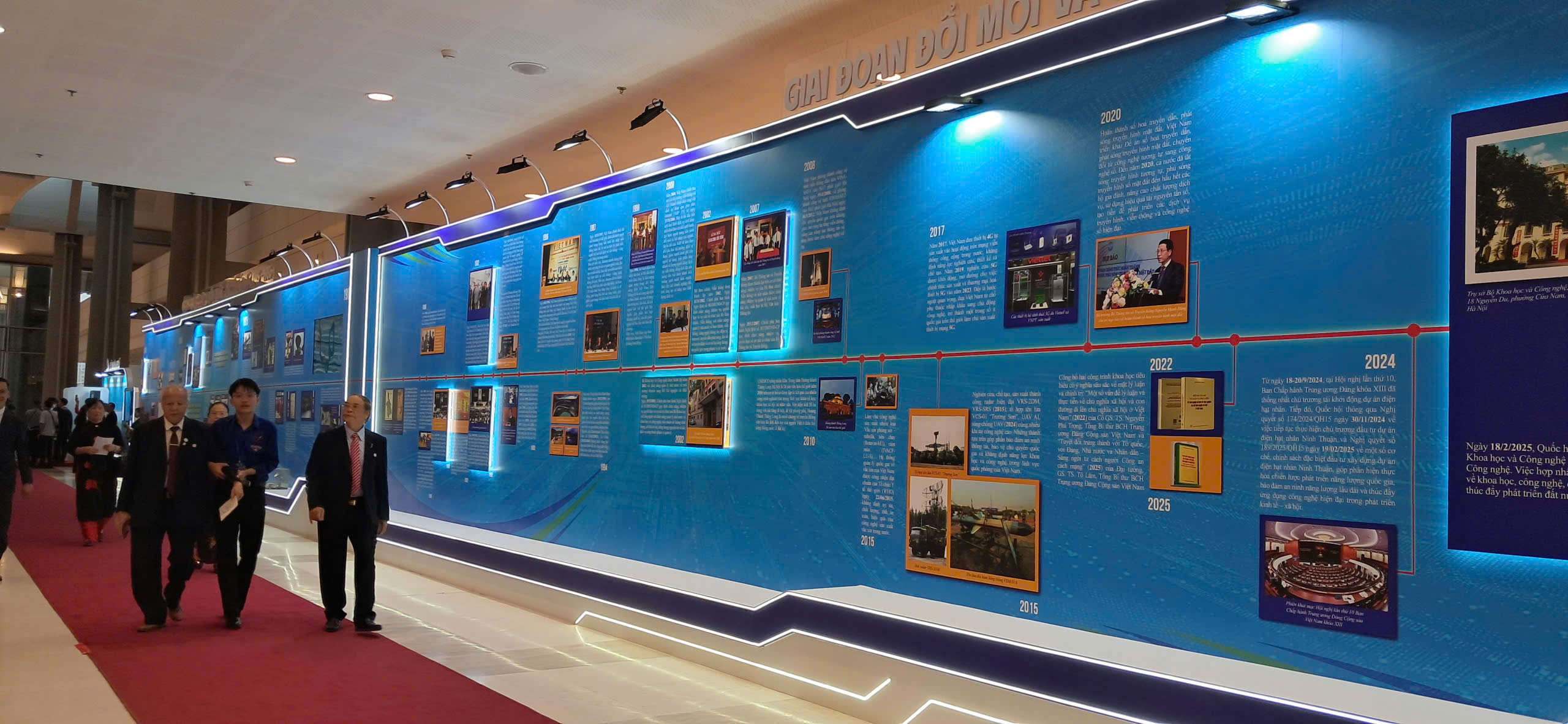 Con đường trưng bày theo dòng thời gian, tái hiện 5 giai đoạn phát triển của ngành bưu chính viễn thông và khoa học công nghệ, từ kháng chiến đến hội nhập kỷ nguyên mới.