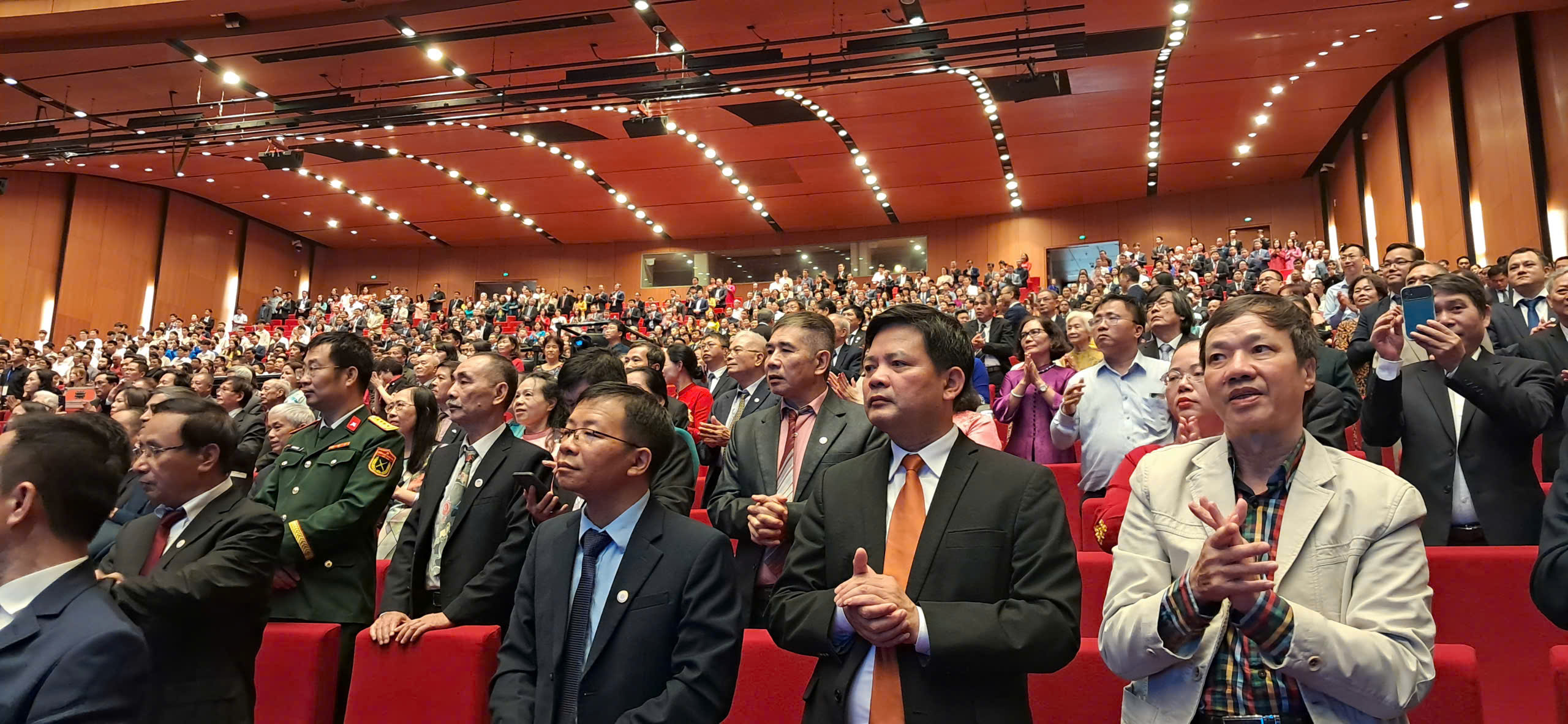 Bất chấp trời mưa bão, hơn 2.700 đại biểu, trong đó gần 2.000 cựu cán bộ thuộc hai ngành bưu chính viễn thông và khoa học công nghệ qua các thời kỳ đã có mặt tại Lễ kỷ niệm hôm 29/9/2025.