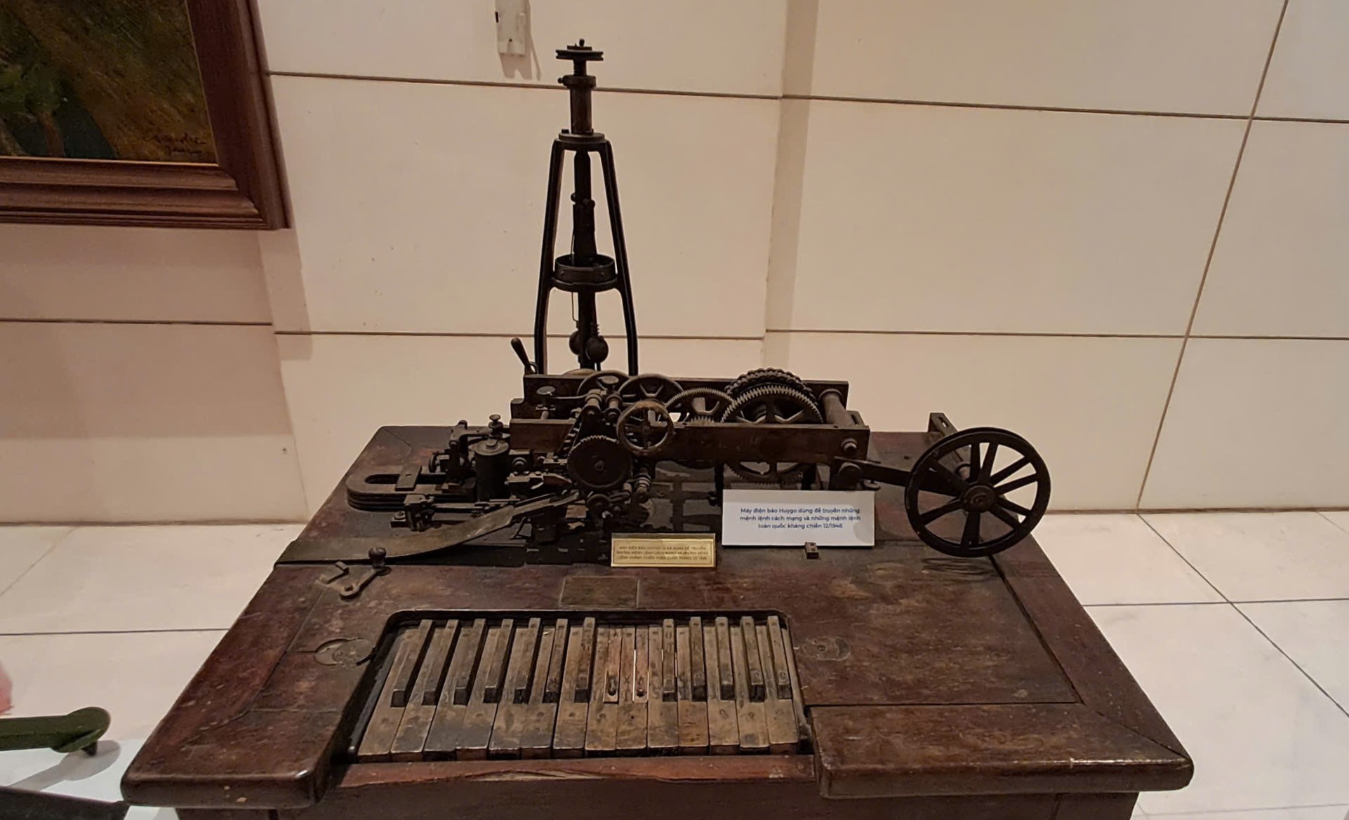 Máy điện báo Huygo dùng để truyền những mệnh lệnh cách mạng và những mệnh lệnh toàn quốc kháng chiến hồi tháng 12/1946. Máy nặng 100 kg, cao 90 cm, rộng 80 cm. Đây là những hiện vật tiêu biểu giai đoạn 1945 - 1954, khắc họa tinh thần tự lực của thời kỳ kháng chiến và kiến quốc.