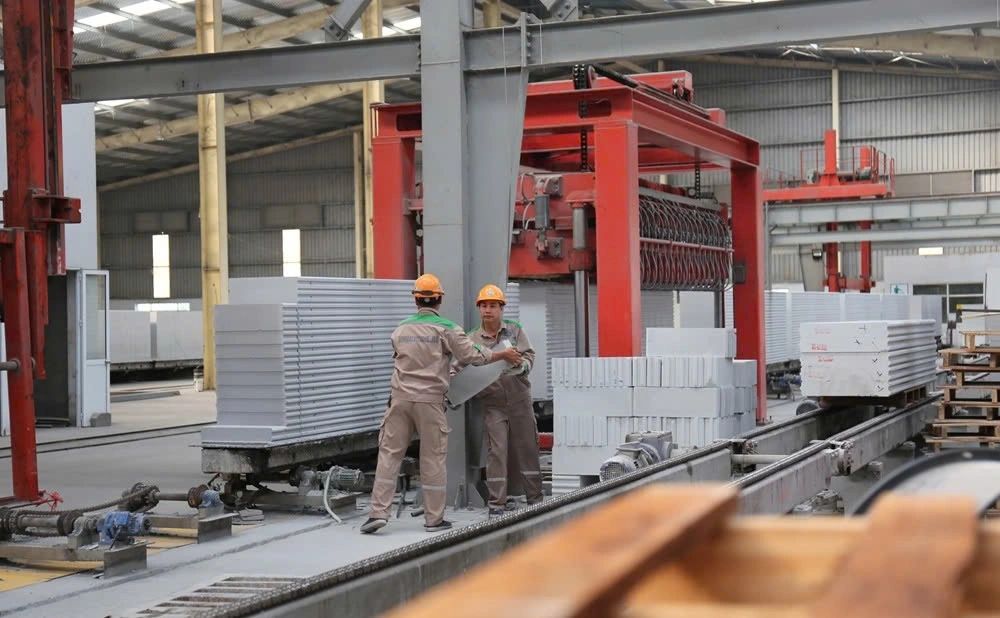 Bê tông chưng áp của SCL được sản xuất từ nguồn nguyên liệu tro xỉ lấy từ Nhà máy Nhiệt điện Phả Lại cách đó 2km. Ảnh: Ngô Hà/KHPT