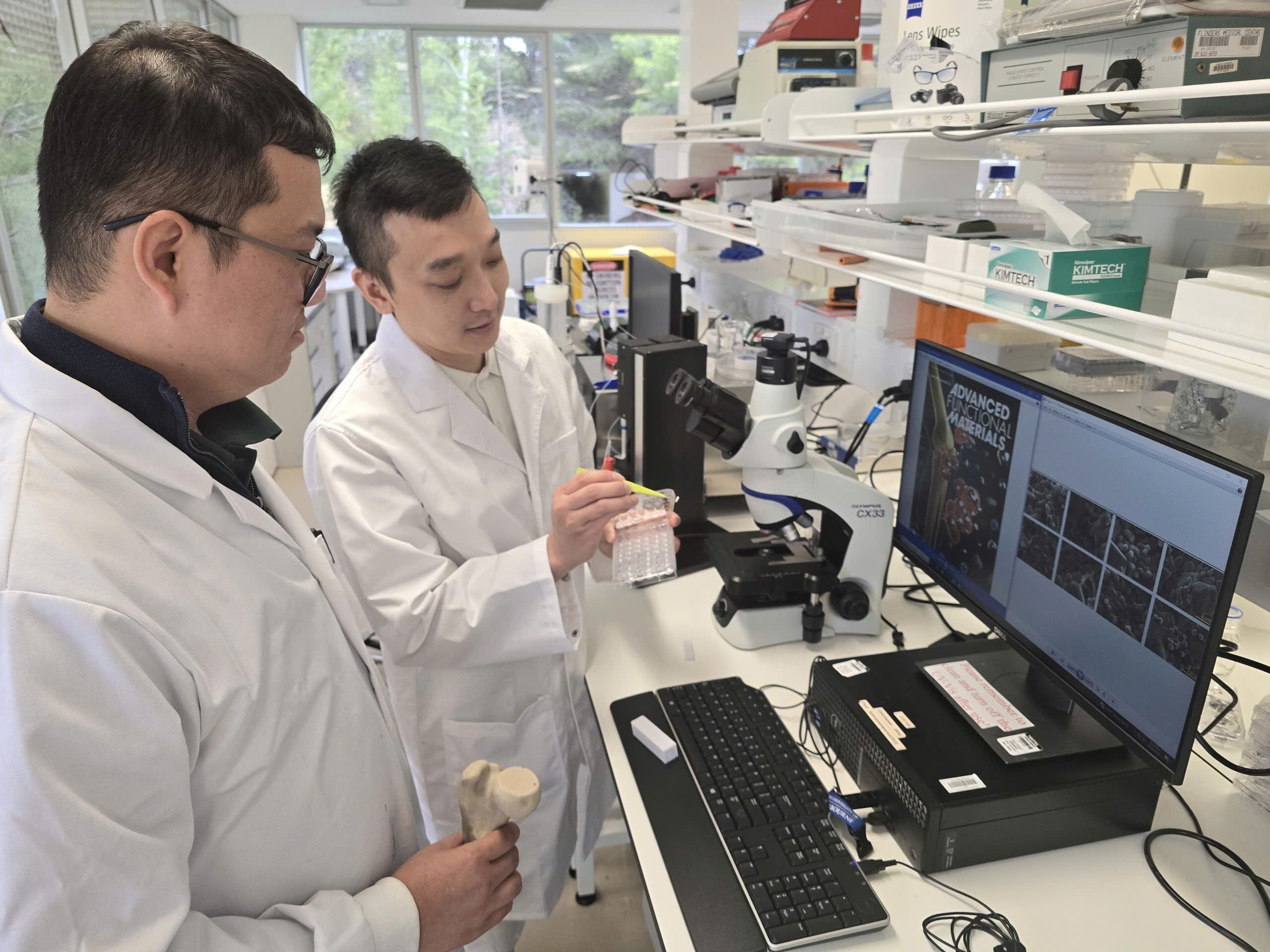 TS. Trương Vĩ Khánh (Đại học Flinders, Úc) và thành viên nhóm nghiên cứu. Ảnh: Đại học Flinders