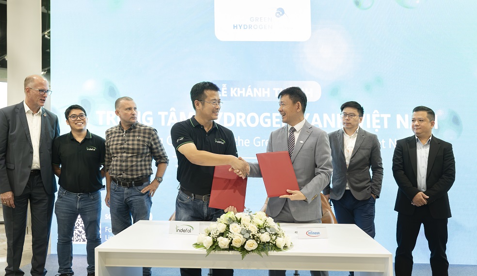 Ký kết MOU giữa Indefol và Infineon. Ảnh: GIZ