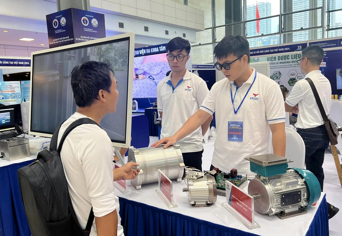 Giới thiệu sản phẩm công nghệ của Viện Khoa học và Công nghệ Việt Nam - Hàn Quốc tại sự kiện “Kết nối công nghệ và đổi mới sáng tạo Việt Nam 2024”.