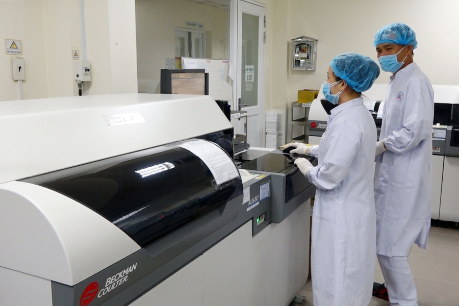 Hệ thống y tế chỉ có thể thực hiện liên thông dữ liệu khi năng lực x&eacute;t nghiệm của các đơn vị tương đương về chất lượng. Ảnh: LD