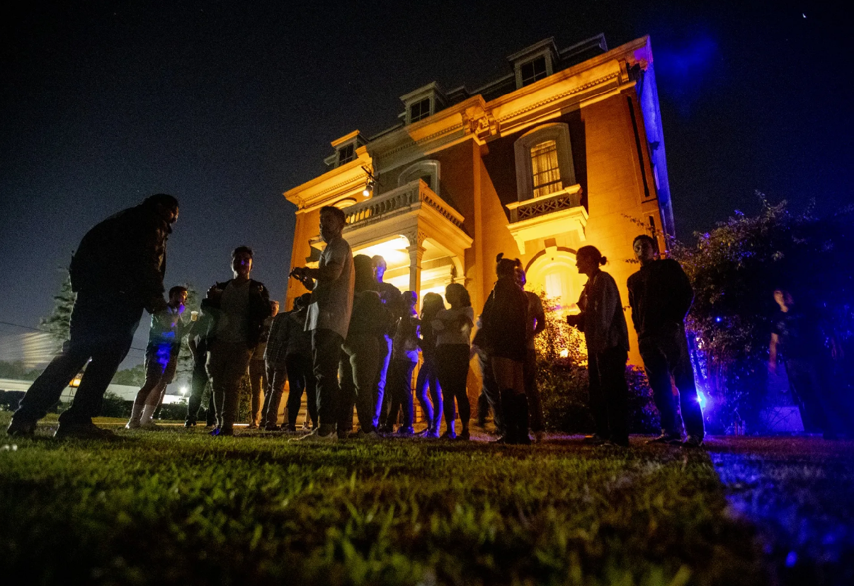 Các chuyến tham quan những địa điểm bị ma ám và các cuộc săn ma đặc biệt phổ biến vào dịp Halloween. Ảnh: Bloomberg