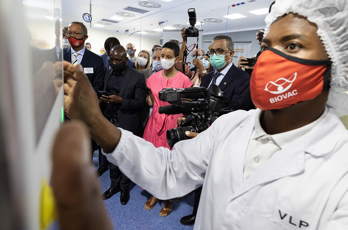 Tổng Giám đốc WHO Tedros Adhanom Ghebreyesus (thứ hai từ phải sang) thăm Công ty Vaccine Biovac của Nam Phi vào tháng 2/2022. Tăng cường năng lực sản xuất vaccine ở các nước đang phát triển là một trong các mục tiêu của thỏa thuận mới. Ảnh: Benoit Doppagne/ Belga Mag/AFP via Getty Images