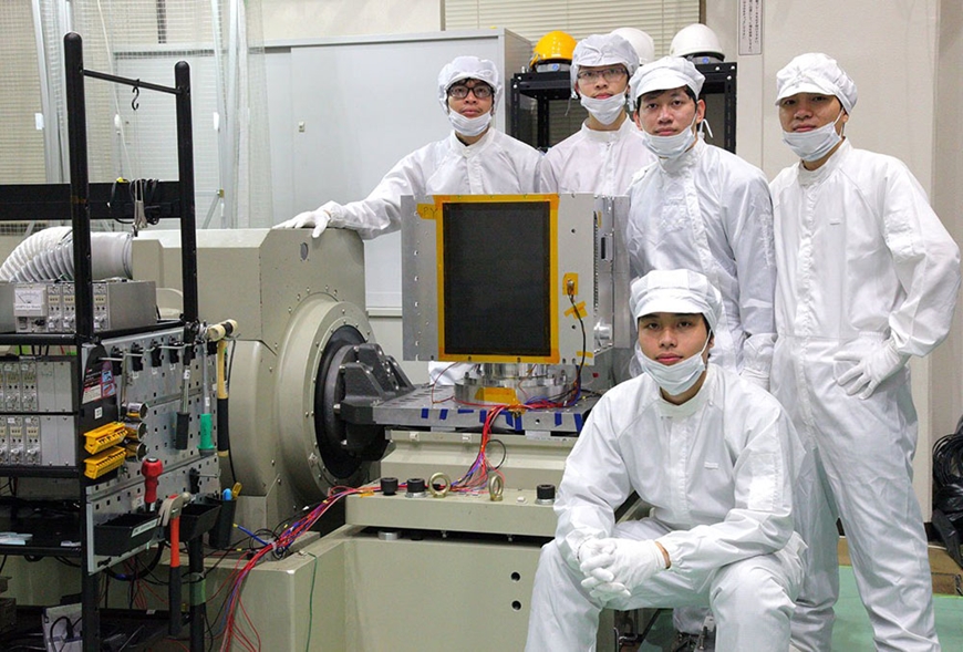 Nhóm kỹ sư của của Trung tâm Vũ trụ Việt Nam bên sản phẩm vệ tinh MicroDragon.