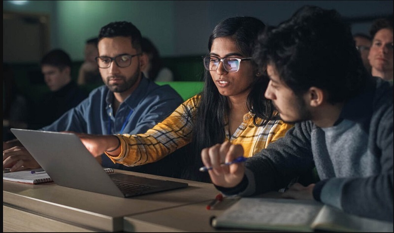 Ấn Độ là quốc gia có số lượng sinh viên đi du học lớn thứ hai thế giới với khoảng 1,3 triệu người, chỉ sau Trung Quốc. Trong ảnh: Sinh viên Ấn Độ đang khám phá cơ hội du học cả ở các điểm đến truyền thống lẫn mới nổi.   Nguồn: wenr.wes.org