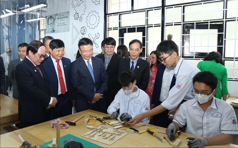 Phó Thủ tướng Chính phủ Lê Thành Long (cà vạt xanh) cùng các đại biểu tham quan phòng thực hành STEM Innovation Petrovietnam được khánh thành tại Trường THPT chuyên Lam Sơn, TP Thanh Hóa, vào sáng 16/11/2025. Nguồn: baothanhhoa.vn