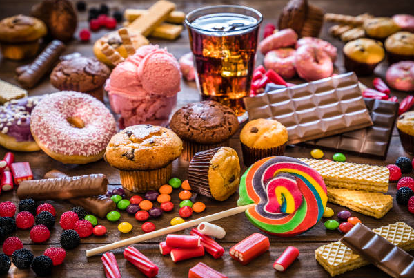 Đồ ngọt chứa đường rất phổ biến hiện nay.