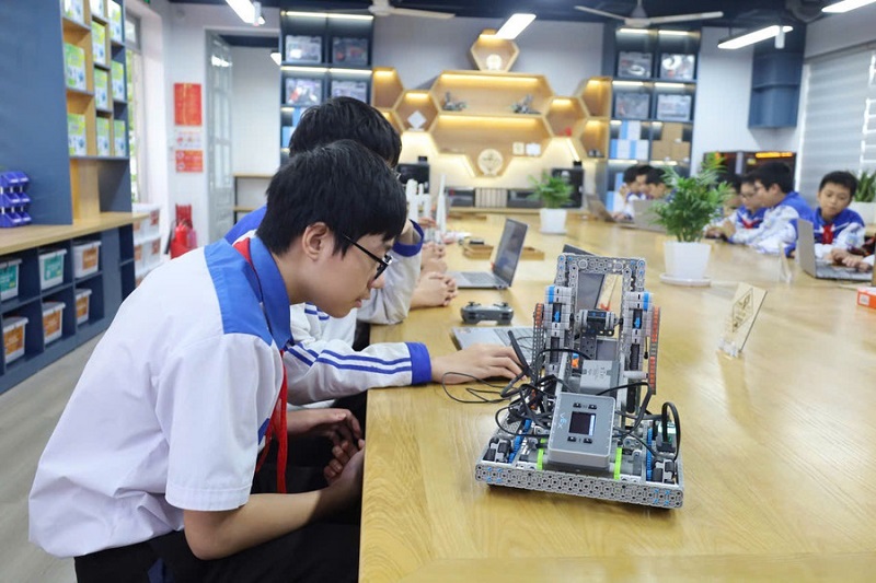 Các em học sinh Trường THCS Lê Quý Đôn, phường Minh Xuân, Tuyên Quang, tại phòng thực hành STEM Innovation Petrovietnam mới được khánh thành vào sáng 18/11/2025. Nguồn: giaoducthoidai.vn