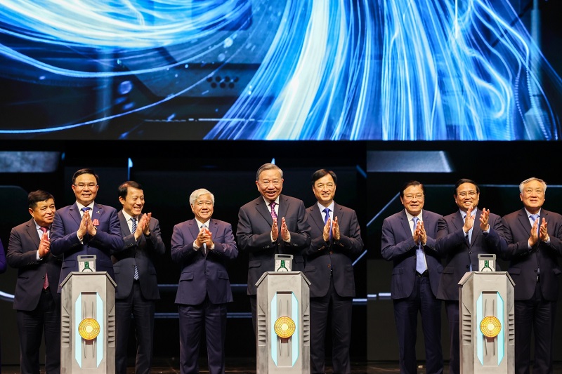 Tổng Bí thư Tô Lâm, Thủ tướng Chính phủ Phạm Minh Chính và Chủ tịch HĐTV Petrovietnam Lê Mạnh Hùng thực hiện nghi thức khởi động Chương trình STEM Innovation Petrovietnam - Kiến tạo tương lai xanh ngày 21/9/2025 tại Hà Nội, trong khuôn khổ lễ kỷ niệm 50 năm thành lập Tập đoàn. Nguồn: petrotimes.vn