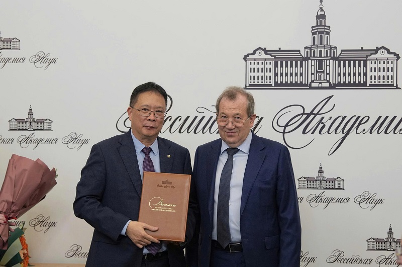 GS.VS. Châu Văn Minh đón nhận danh hiệu Viện sĩ Viện Hàn lâm Khoa học Nga từ GS.VS. Gennedy Kraniskov, Chủ tịch Viện Hàn lâm Khoa học Nga. Nguồn: VAST