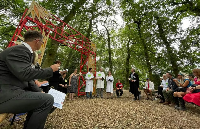 Phiên tòa tưởng tượng được diễn ra dưới tán cây sồi Feandock ở Anh hồi tháng 7/2023. Ảnh: CC BY