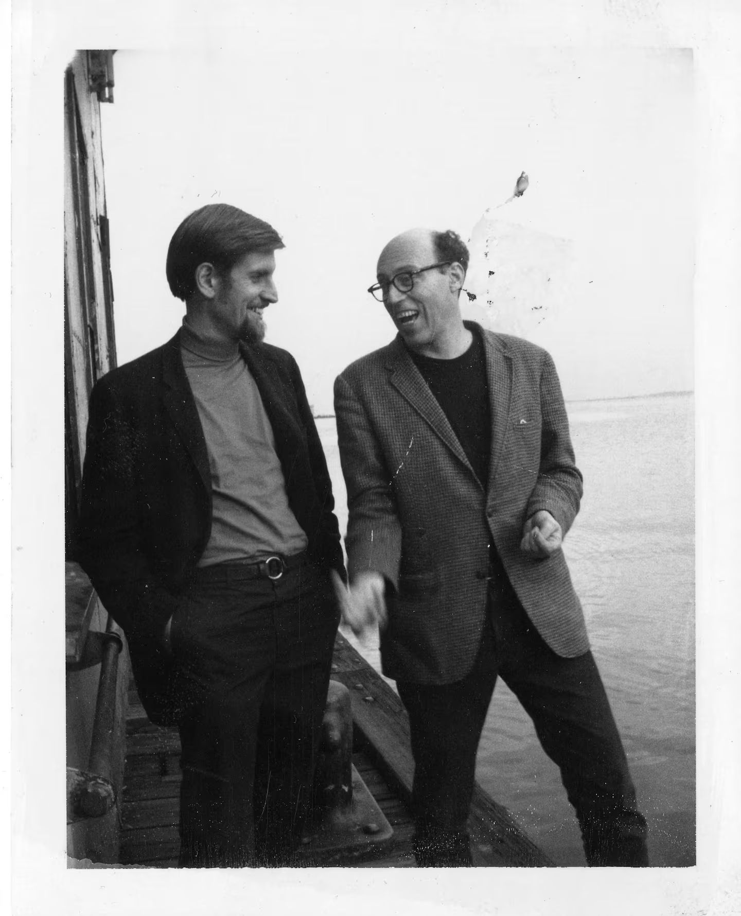 Warren Brodey (bên phải) cùng nhà nghiên cứu sinh lý thần kinh Avery Johnson vào năm 1968. Nguồn: Viện Smithsonian