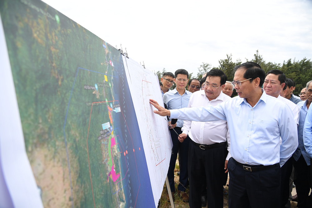 Sáng 24/7, Phó Thủ tướng Bùi Thanh Sơn và đoàn công tác Trung ương thị sát địa điểm xây dựng nhà máy điện hạt nhân Ninh Thuận 1, 2.