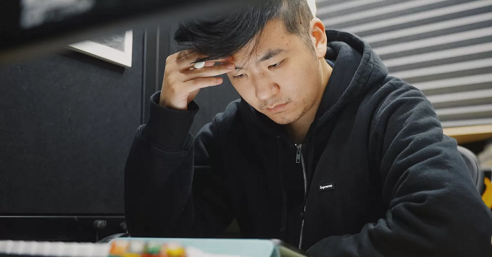 Nhiều khuôn mẫu nam tính cứng nhắc khiến đàn ông chịu tổn thương trong im lặng. Ảnh: Istock