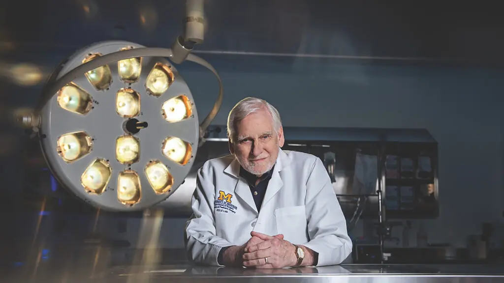 Bác sĩ phẫu thuật Robert Hawes Bartlett (1939-2025) là người tạo ra thiết bị oxy hóa màng ngoài cơ thể - thiết bị đã góp phần cứu sống hàng trăm nghìn sinh mạng. Nguồn: Đại học Michigan