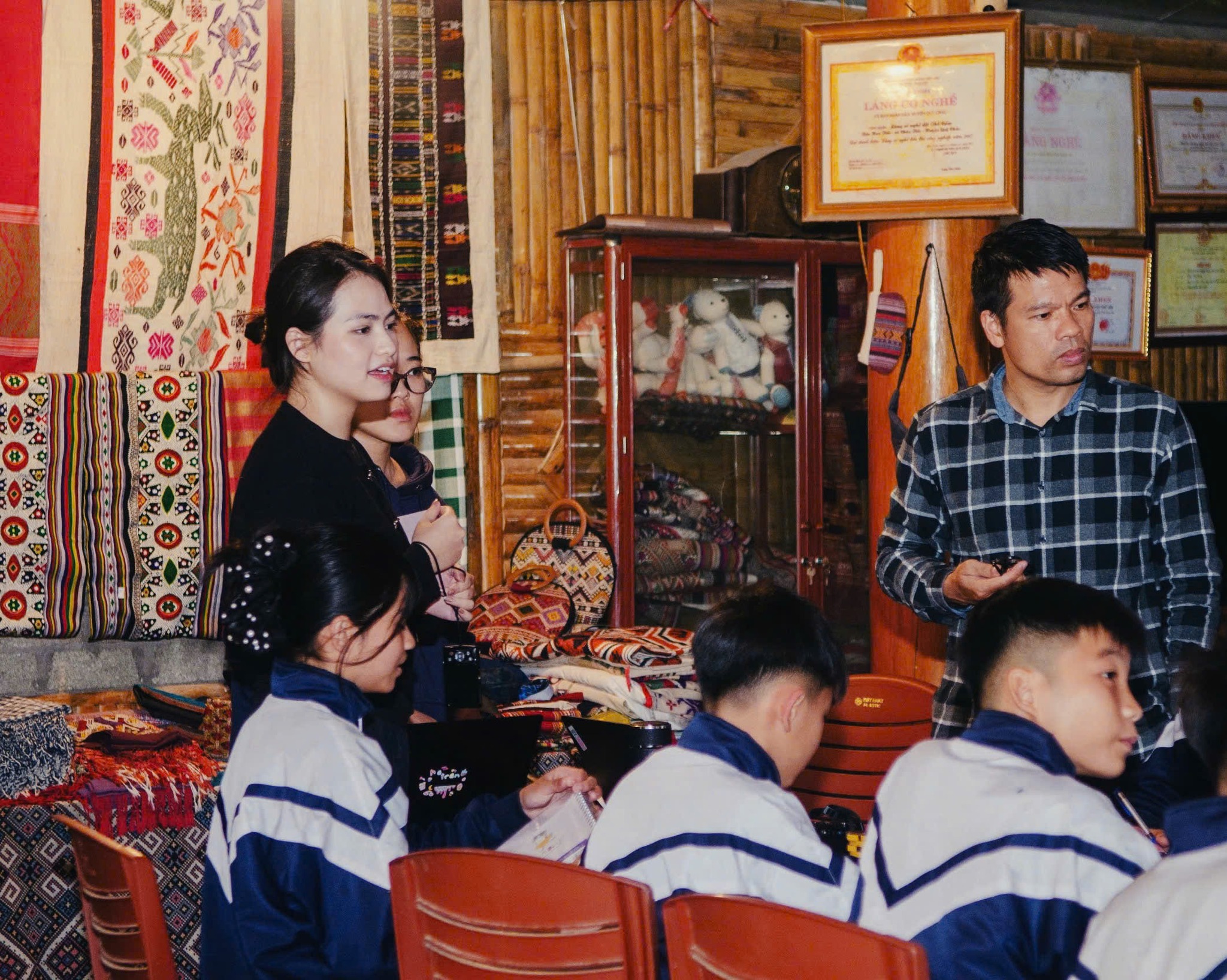 Dự án với phương pháp kể chuyện bằng hình ảnh “Photovoice - Văn hóa người Thái ở bản Hoa Tiến” của sinh viên Trường Khoa học liên ngành và Nghệ thuật (Đại học Quốc gia Hà Nội). Ảnh: VNU-SIS