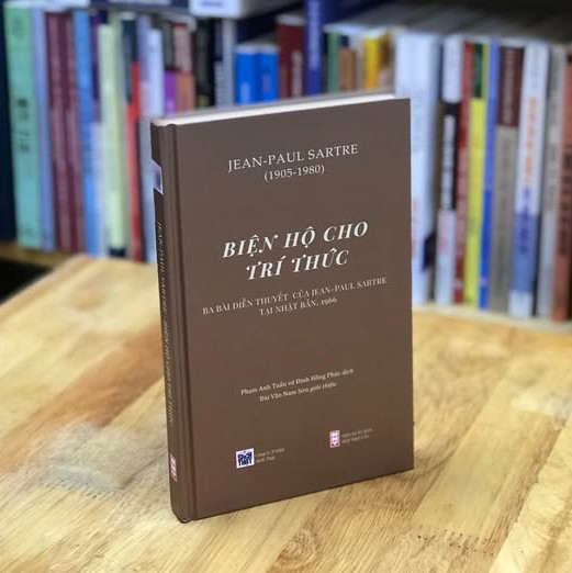 “Giá trị lớn nhất của Biện hộ cho trí thức là nó không định nghĩa trí thức như một danh hiệu mà như một chức năng, một quá trình, một thái độ. Đó là thái độ của sự tự vấn không ngừng, sự can đảm vượt qua lĩnh vực chuyên môn để can dự vào các vấn đề chung, và lòng trung thành với sự thật trước mọi áp lực.” - Bùi Văn Nam Sơn (Lời giới thiệu). Ảnh: trivan.com