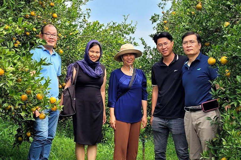 71% nguồn vốn đầu tư mạo hiểm trong lĩnh vực khởi nghiệp khí hậu năm 2024 đến từ vòng gọi vốn Series A trị giá 70 triệu USD của TechCoop. Trong ảnh: Nhân viên TechCoop cùng một người trồng cam từ hội nông dân được công ty hỗ trợ. Nguồn: TechCoop