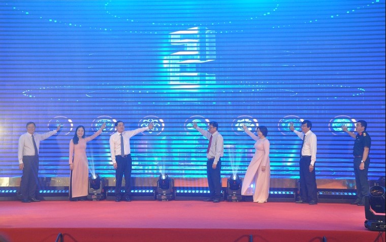 Các đại biểu bấm nút khai trương Tuần lễ KHCN, ĐMST & CĐS TP. Cần Thơ năm 2025 - Ảnh: VGP/LS