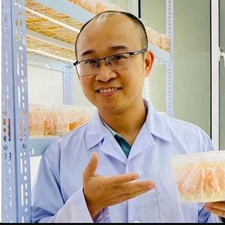 TS. Trương Ngọc Minh thực hiện quy trình nuôi cấy C. militaris trên nền ký chủ côn trùng trong phòng thí nghiệm