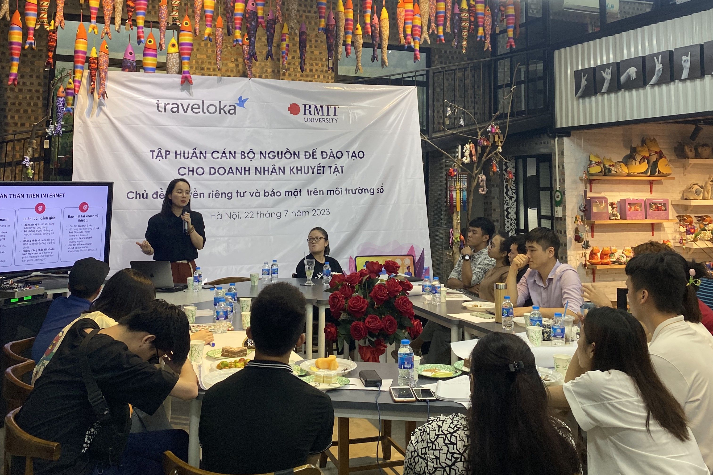 Phiên tập huấn “Training of Trainers” dành cho 12 người khuyết tật từ Hà Nội và các địa phương lân cận vào tháng 7/2023 là một phần của dự án “Nâng cao kiến thức kỹ thuật số cho cộng đồng yếu thế” do TS. Abdul Rohman đồng sáng lập. Ảnh: NVCC/RMIT