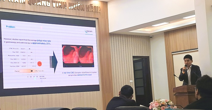 Đại diện Waycen giới thiệu giải pháp AI hỗ trợ nội soi để phát hiện tổn thương dễ bị bỏ qua trong quá trình thực hành lâm sàng. Ảnh: Ngô Hà