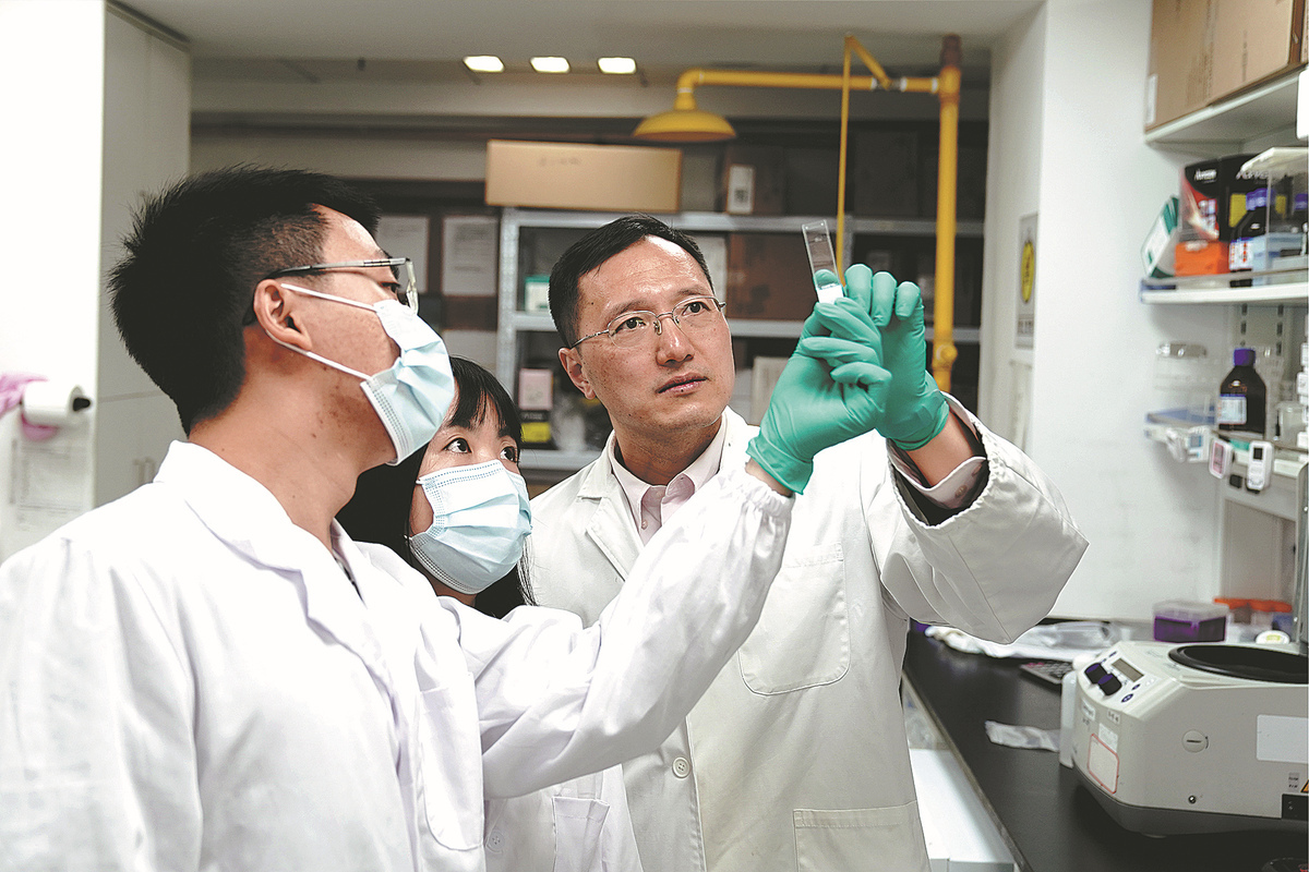 Các nhà khoa học nghiên cứu trong một phòng thí nghiệm thuộc Viện Hàn lâm Khoa học Trung Quốc ở Thượng Hải. Ảnh: Zhang Jiansong/Xinhua