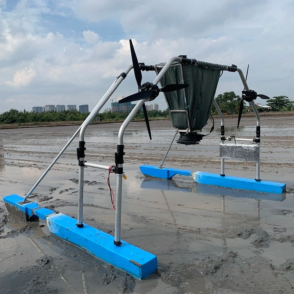 Với thiết kế phao đặc biệt, Airboots giúp di chuyển dễ dàng trên bùn và nước, tăng hiệu quả canh tác lúa và nuôi tôm quảng canh. Ảnh: thanhnien