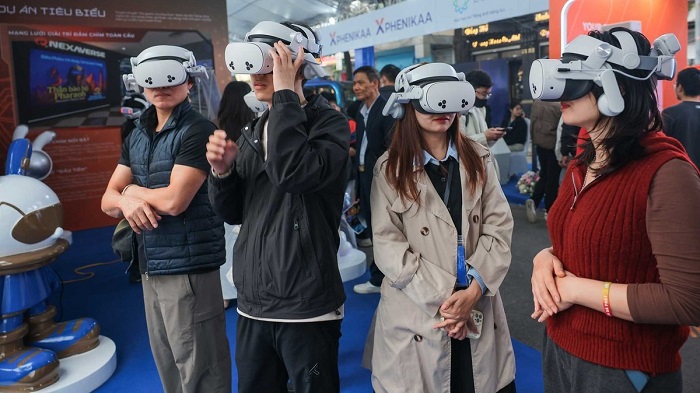 Trải nghiệm công nghệ VR/AI tại Techfest Việt Nam 2025. Ảnh: VNA