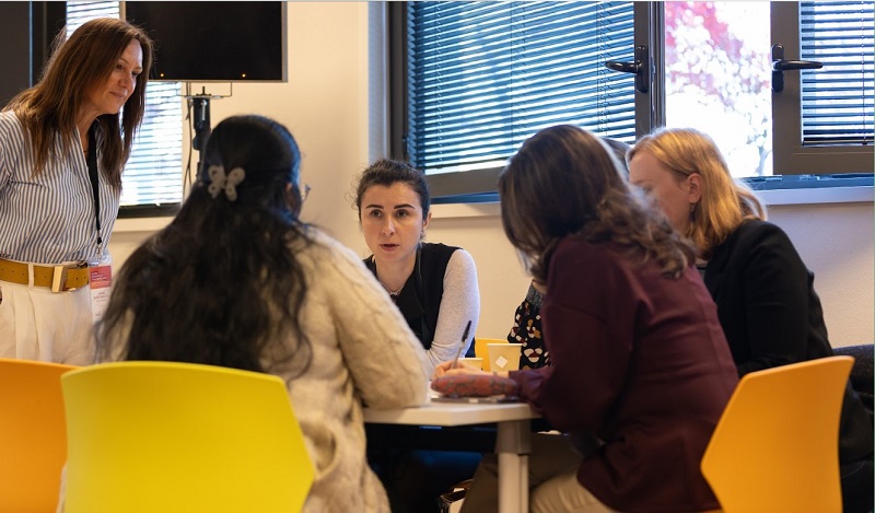 Cristina Stefan (người ngồi giữa), trưởng bộ phận tư vấn của Centre for Disaster Protection, tại Hội nghị Phát triển toàn cầu (GDC) 2025. Ảnh: BTC