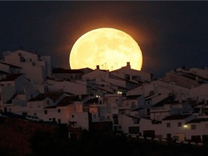'Siêu trăng' chiếu sáng bầu trời đêm nay