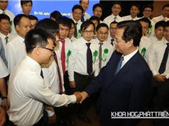 Thủ tướng Nguyễn Tấn Dũng bắt tay và chụp ảnh lưu niệm cùng các nhà khoa học trẻ