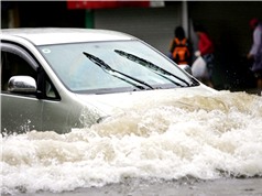 Hà Nội ngập mênh mông: "Công nghệ" cứu ô tô, xe máy khi sa vào vùng ngập nước