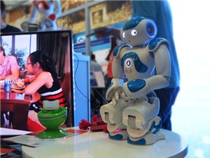 Robot "trợ lý gia đình" Rogo xuất hiện tại Techmart 2015