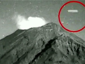 UFO xuất hiện trên miệng núi lửa phun trào