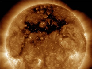 Lỗ nhật hoa khổng lồ trên Mặt Trời có ảnh hưởng tới Trái đất?