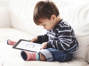 Nghiện smartphone khiến trẻ em bị biến dạng cột sống