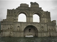 Nhà thờ cổ nổi lên từ dưới hồ nước ở Mexico